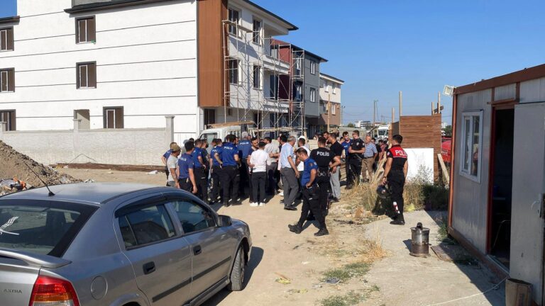 Tekirdağ’da inşaat işçilerinin ‘park yeri’ kavgası; 1’i polis, 3 yaralı | Çorlu’da Haber