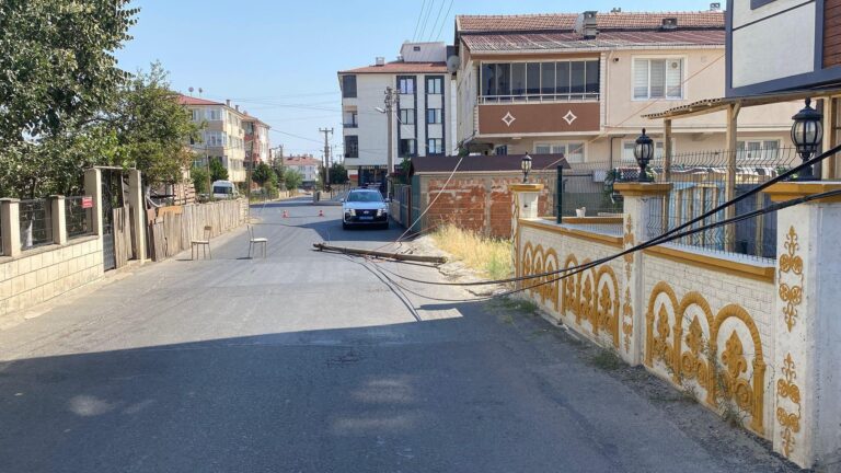 Kamyonet Telefon Hattı Kablolarına Takıldı, 3 Ahşap Direk Devrildi