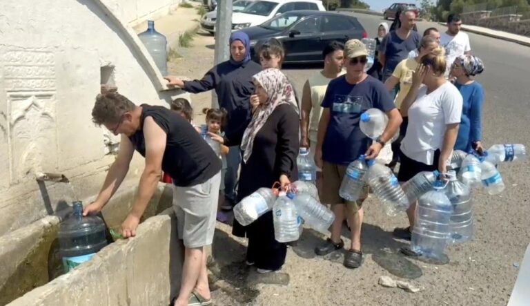 Yaşanan Su Kesintileri Nedeniyle Çeşme Kuyruk Oluştu