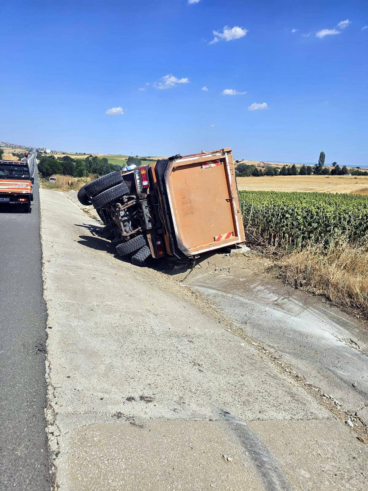 Tekirdağ’da zift yüklü kamyon devrildi, sürücü yaralandı | Çorlu’da Haber Tekirdağ’da zift yüklü kamyon devrildi, sürücü yaralandı | Çorlu’da Haber