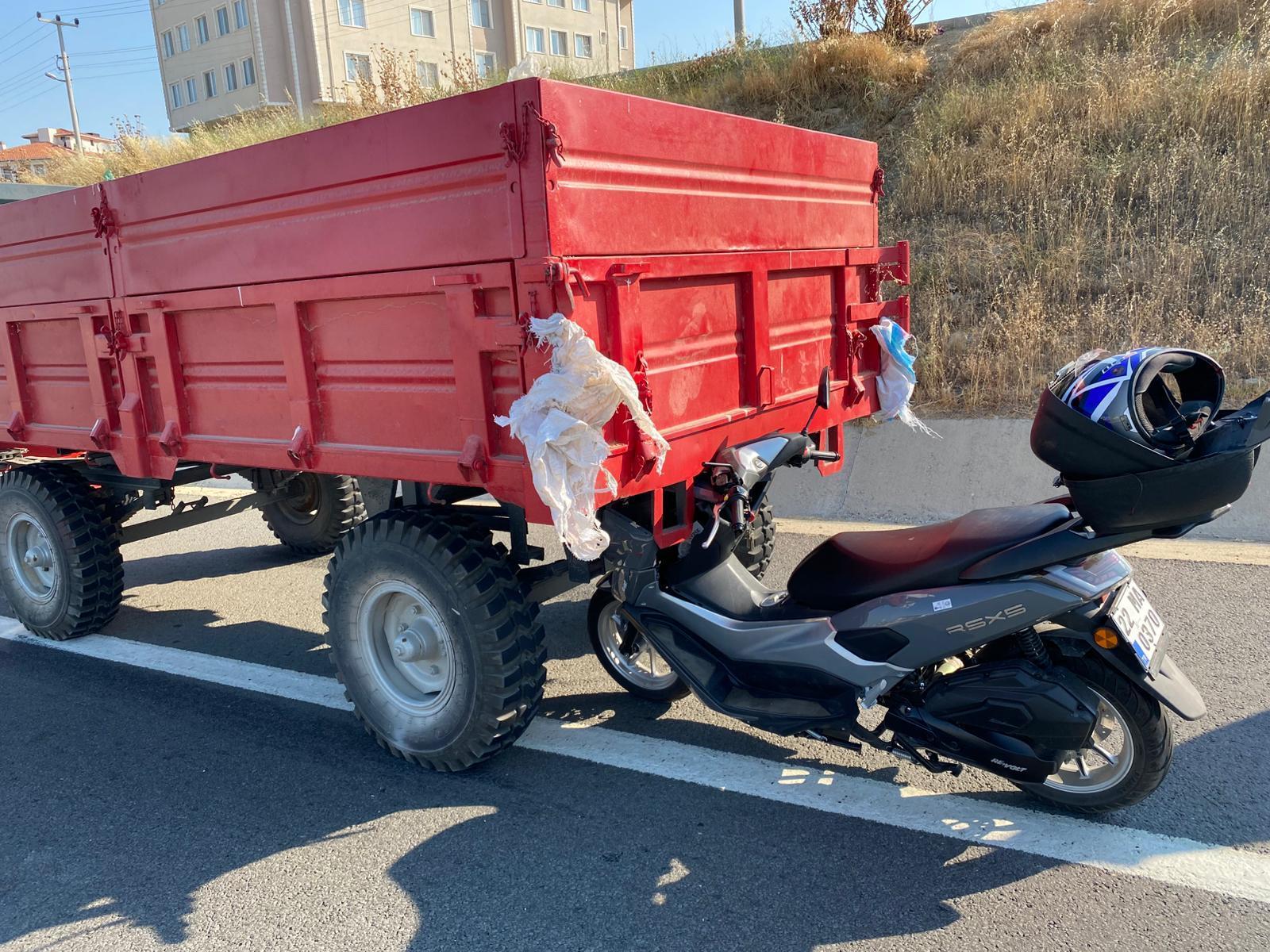 Traktörün römorkuna çarpan motosikletin sürücüsü yaralandı Traktörün römorkuna çarpan motosikletin sürücüsü yaralandı