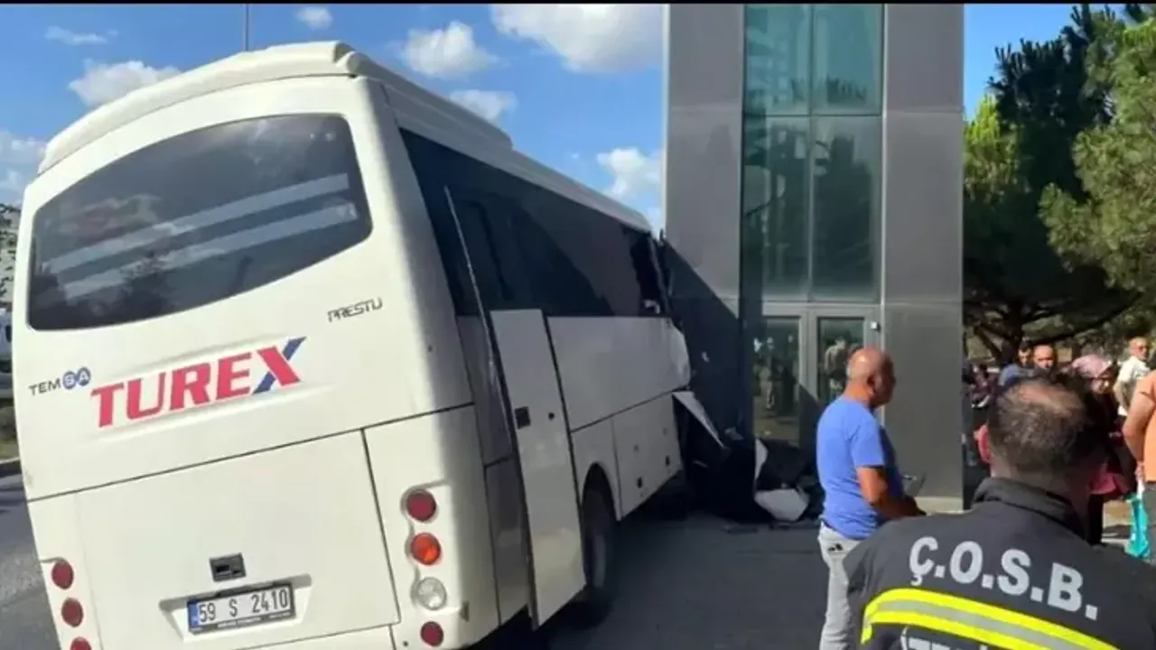 Servis Midibüsü, Tabela Direğine Çarptı; 19 Yaralı: Sürücü Gözaltına Alındı Servis Midibüsü, Tabela Direğine Çarptı; 19 Yaralı: Sürücü Gözaltına Alındı