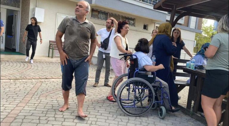 Apartman dairesinde çıkan yangında baba ve iki kızı yaralandı | Çorlu’da Haber