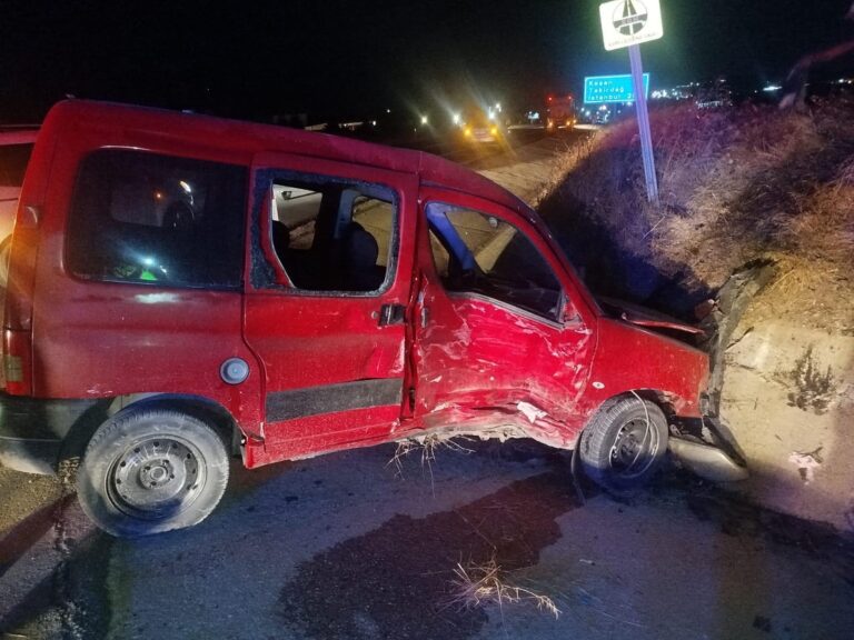 Edirne’de 2 hafif ticari araç çarpıştı: 1’i ağır 2 yaralı