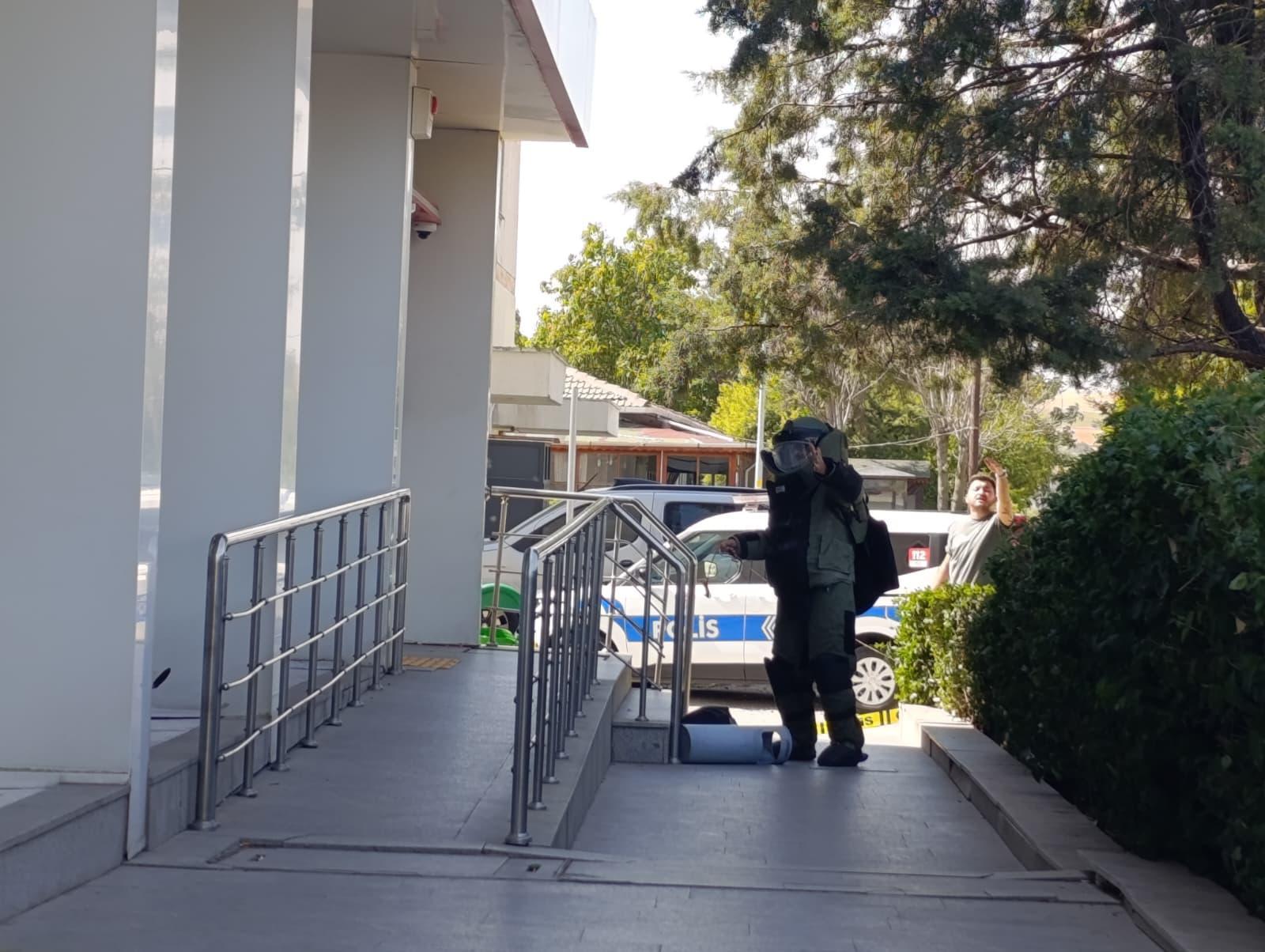 Edirne’de banka şubesinin önünde bırakılan şüpheli çanta fünye ile patlatıldı Edirne’de banka şubesinin önünde bırakılan şüpheli çanta fünye ile patlatıldı