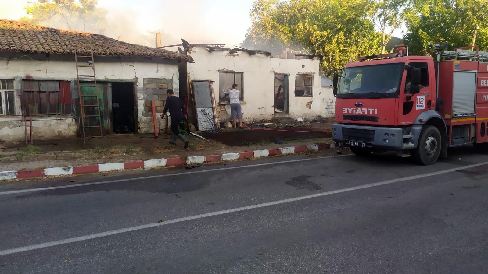 Edirne’de çıkan yangında bir ev yandı, iki yapı hasar gördü Edirne’de çıkan yangında bir ev yandı, iki yapı hasar gördü