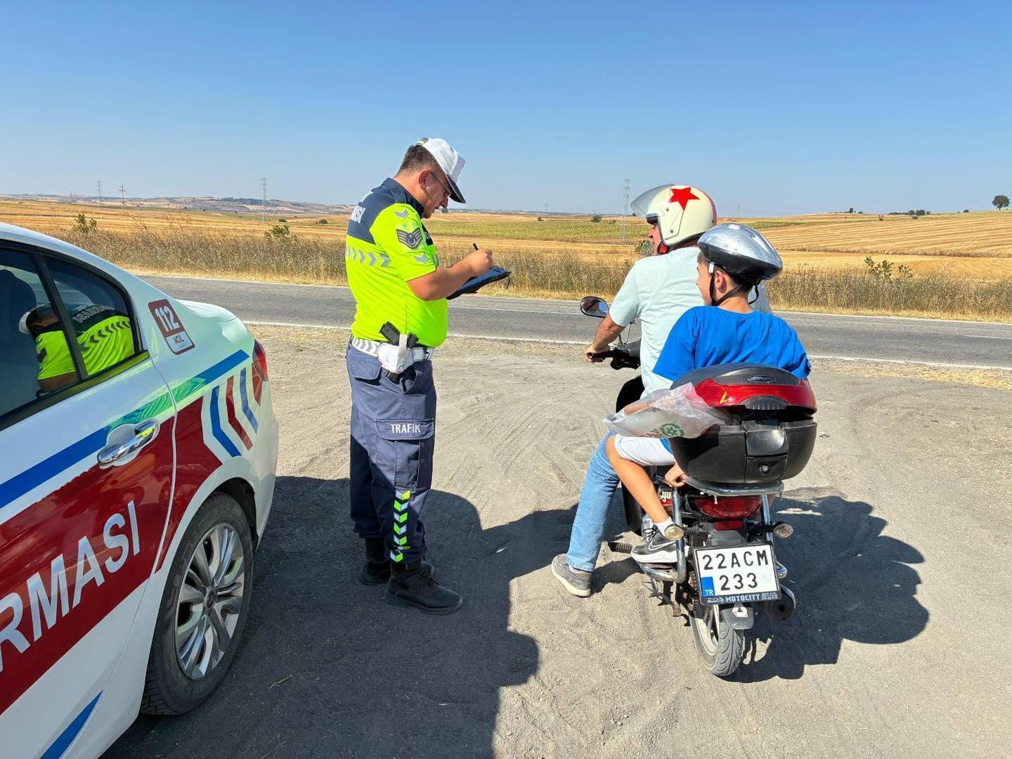 Edirne’de jandarma motosikletleri denetledi Edirne’de jandarma motosikletleri denetledi