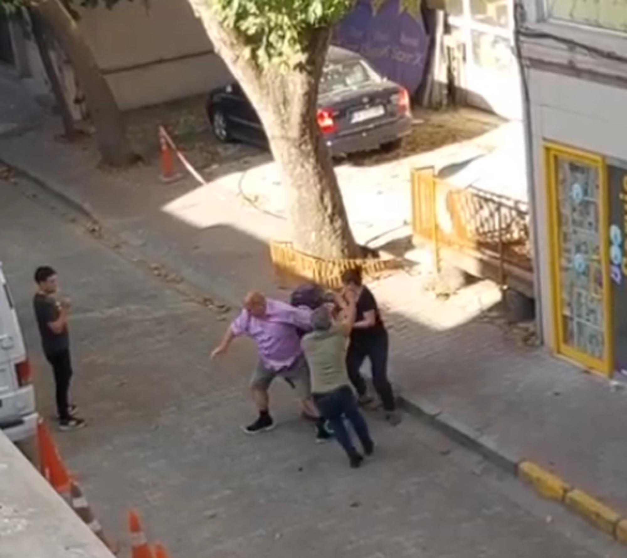 Ev sahibi ile kiracı arasında biber gazlı, sopalı kavga kamerada | Çorlu’da Haber Ev sahibi ile kiracı arasında biber gazlı, sopalı kavga kamerada | Çorlu’da Haber