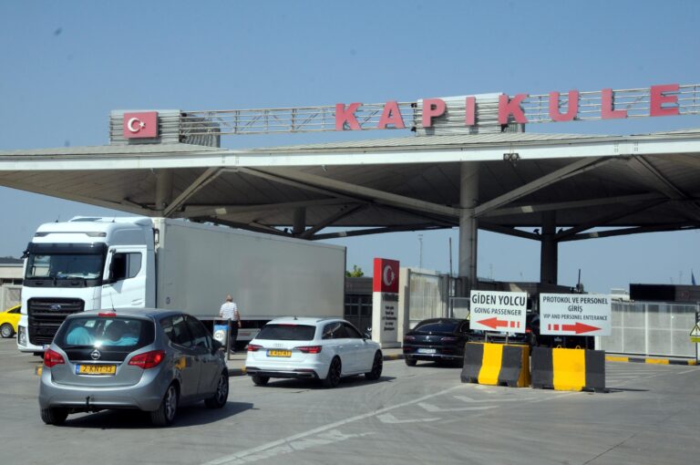 Gurbetçilerin yoğun olduğu Kapıkule’de bir aracın çıkışı, 2 saatten 39 dakikaya düşürüldü/Ek fotoğraflar