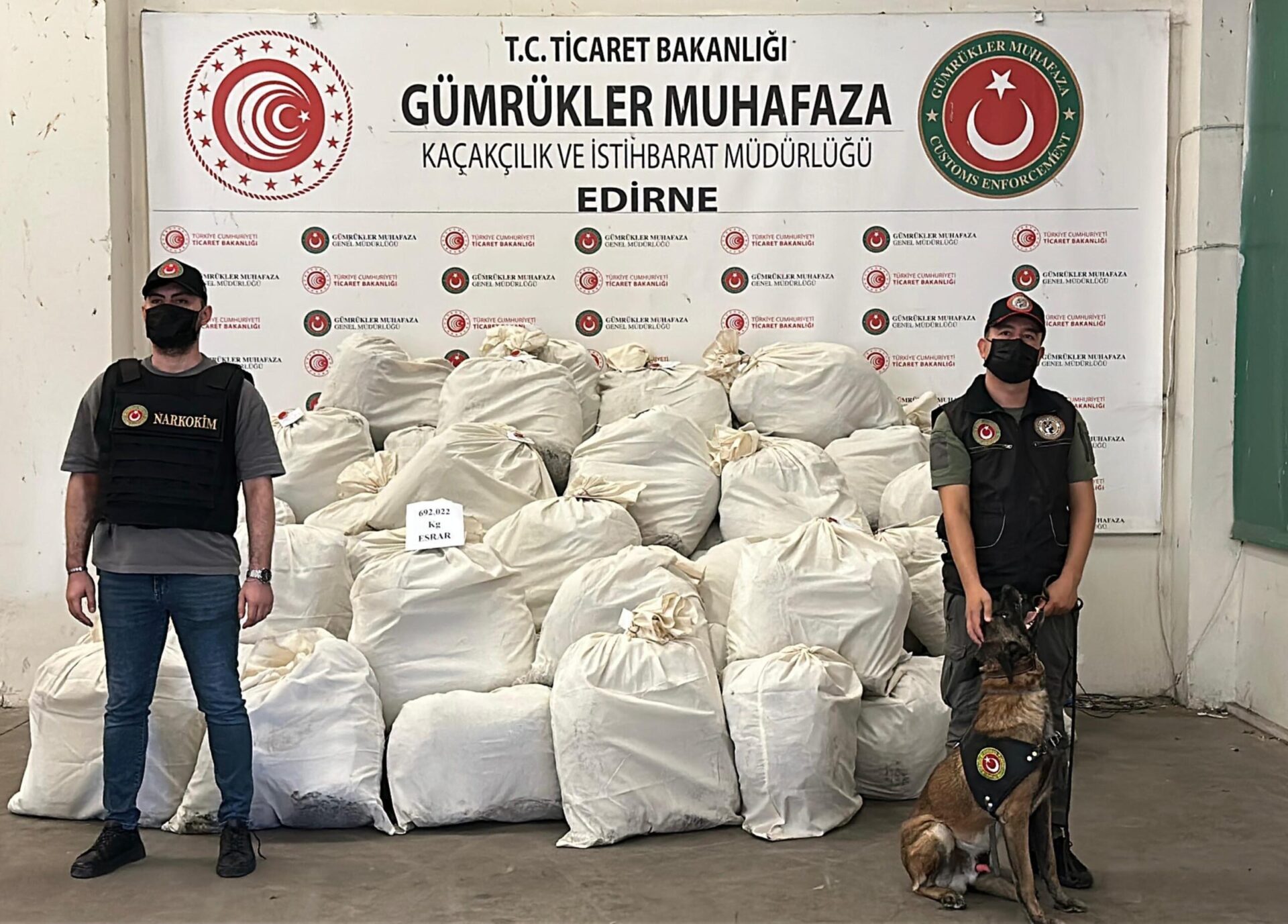 Kapıkule’de TIR’da 692 kilo esrar ele geçirildi; 10 tutuklama / Ek fotoğraflar Kapıkule’de TIR’da 692 kilo esrar ele geçirildi; 10 tutuklama / Ek fotoğraflar