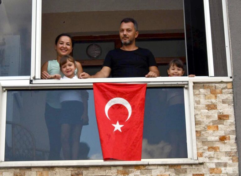 Konteynerden çıkardıkları bayrağı temizleyip evlerinin balkonuna astılar | Çorlu’da Haber