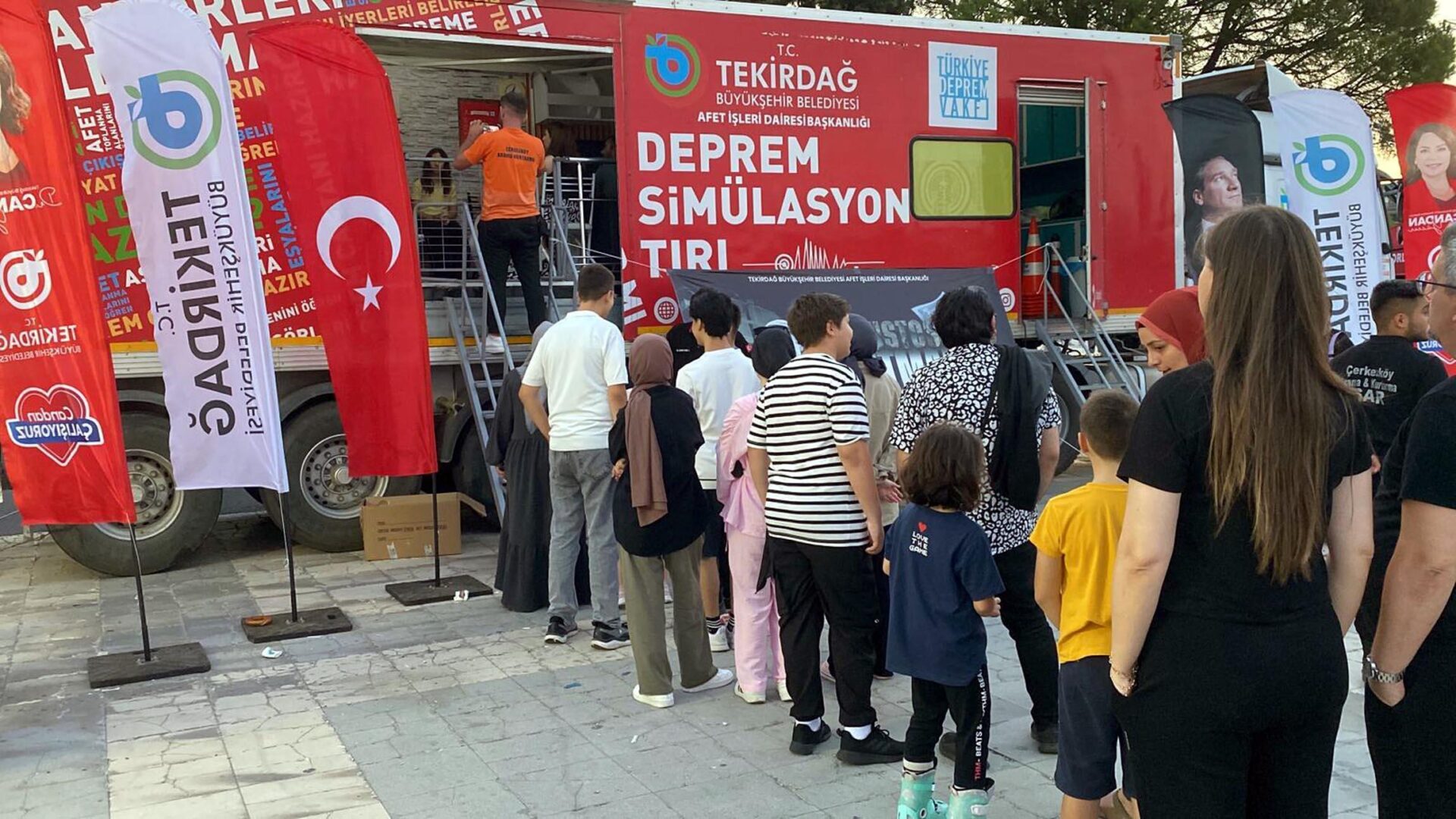 Marmara Depremi’nin yıldönümünde vatandaşlara farkındalık etkinliği | Çorlu’da Haber Marmara Depremi’nin yıldönümünde vatandaşlara farkındalık etkinliği | Çorlu’da Haber