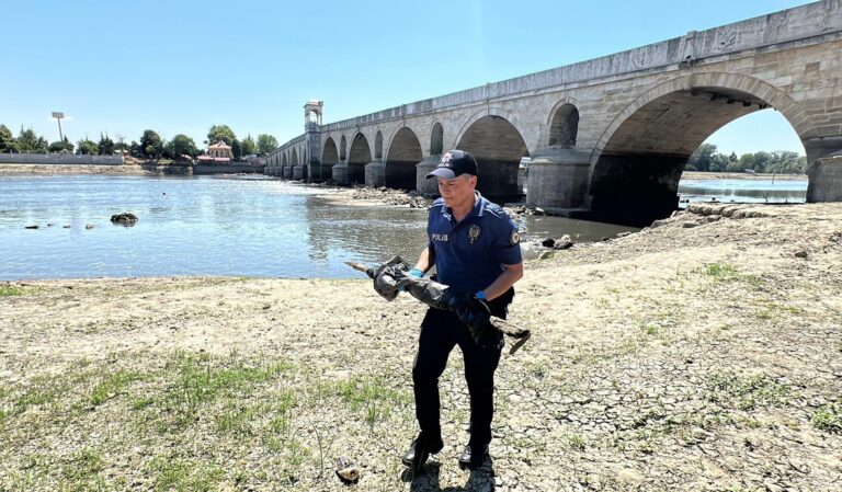 Meriç Nehri’nde sular çekildi, tarihi tüfek bulundu