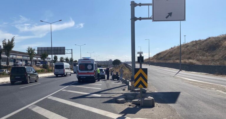 Motosikletiyle yol ayrımındaki parke taşlarına çarpan sürücü yaralandı | Çorlu’da Haber