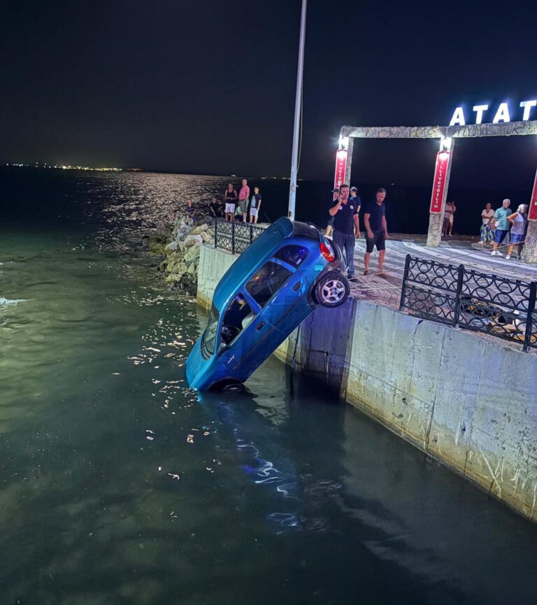 Su kanalında asılı kalan otomobilde 1 kişi yaralandı | Çorlu’da Haber
