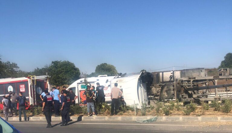 Devrilen Kamyonun Sürücüsü Yaralandı