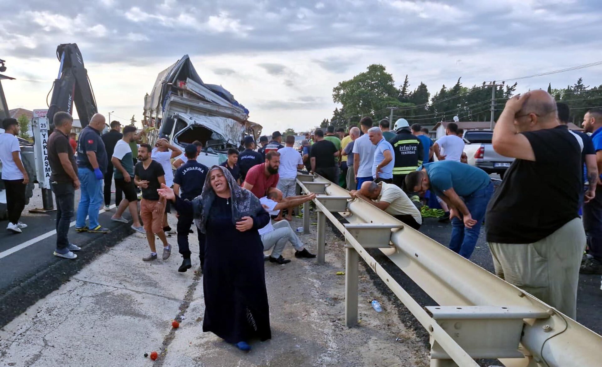 Tekirdağ’da kamyon devrildi; 3 kardeşten 1’i öldü, diğerleri yaralı | Çorlu’da Haber Tekirdağ’da kamyon devrildi; 3 kardeşten 1’i öldü, diğerleri yaralı | Çorlu’da Haber