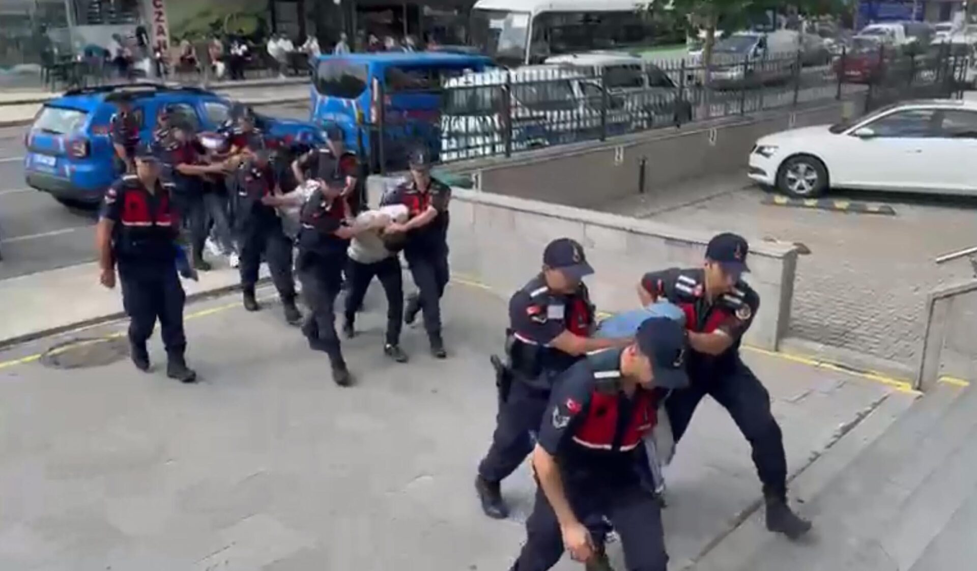Tekirdağ’da ‘yağma’ ve ‘kasten yaralama’ şüphelisi 5 kişi tutuklandı | Çorlu’da Haber Tekirdağ’da ‘yağma’ ve ‘kasten yaralama’ şüphelisi 5 kişi tutuklandı | Çorlu’da Haber