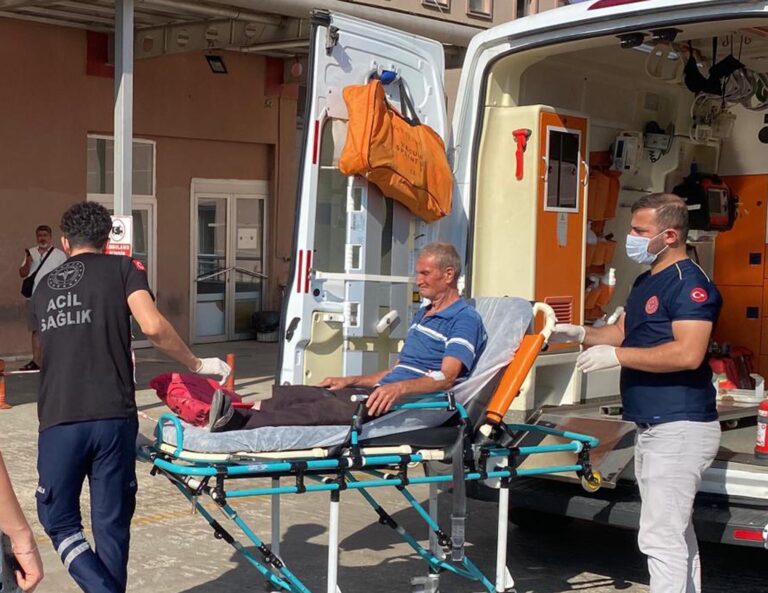 Testere İle Tahta Keserken Kendisini Yaraladı