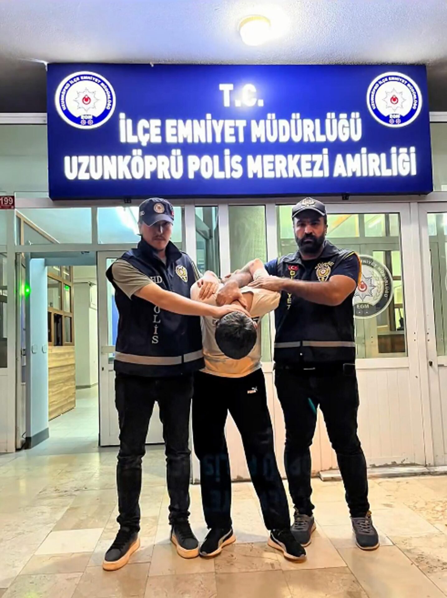 Tuncay Meriç cinayetinin şüphelisi, yurt dışına kaçmaya çalışırken yakalandı Tuncay Meriç cinayetinin şüphelisi, yurt dışına kaçmaya çalışırken yakalandı