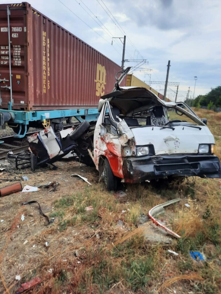 Tren İle Hafif Ticari Araç Çarpıştı: 1 Yaralı