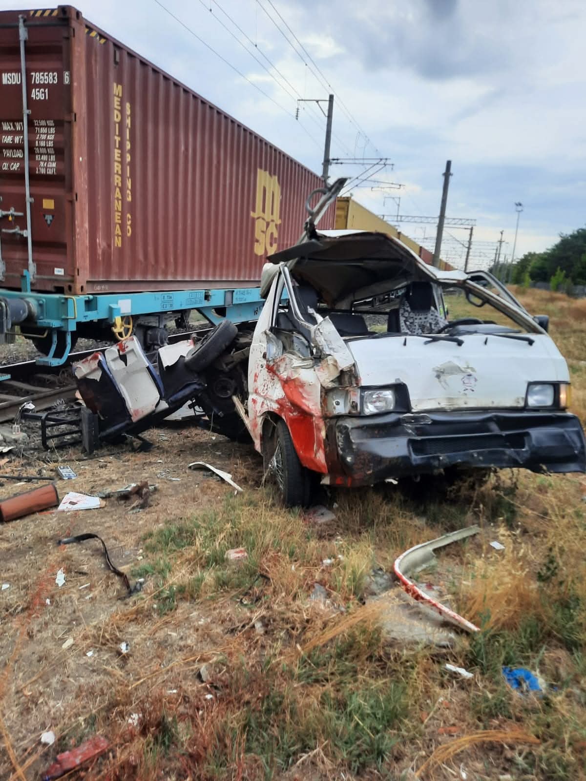 Tren İle Hafif Ticari Araç Çarpıştı: 1 Yaralı Tren İle Hafif Ticari Araç Çarpıştı: 1 Yaralı