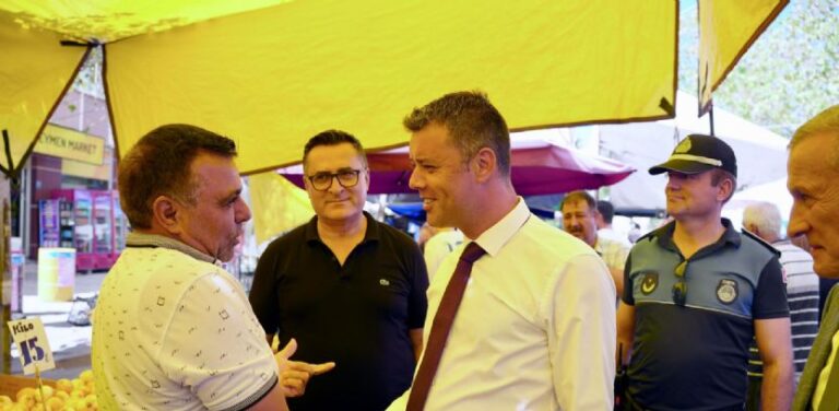 Başkan Sarıkurt, Pazartesi Pazarı´nda Vatandaş ve Esnafla Buluştu