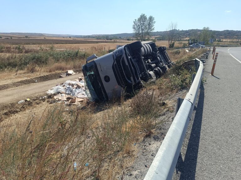 Devrilen TIR’ın sürücüsü yaralandı