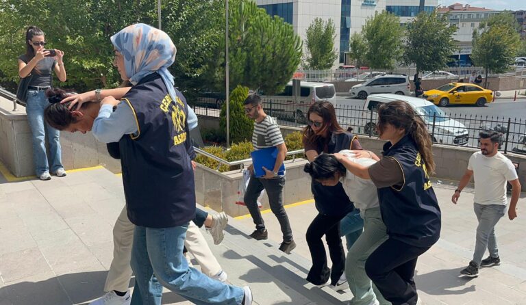 Dikkat çekmemek için şık giyinip, şapka ve gözlük takan hırsızlık şüphelisi 3 kadın yakalandı / Ek fotoğraflar | Çorlu’da Haber