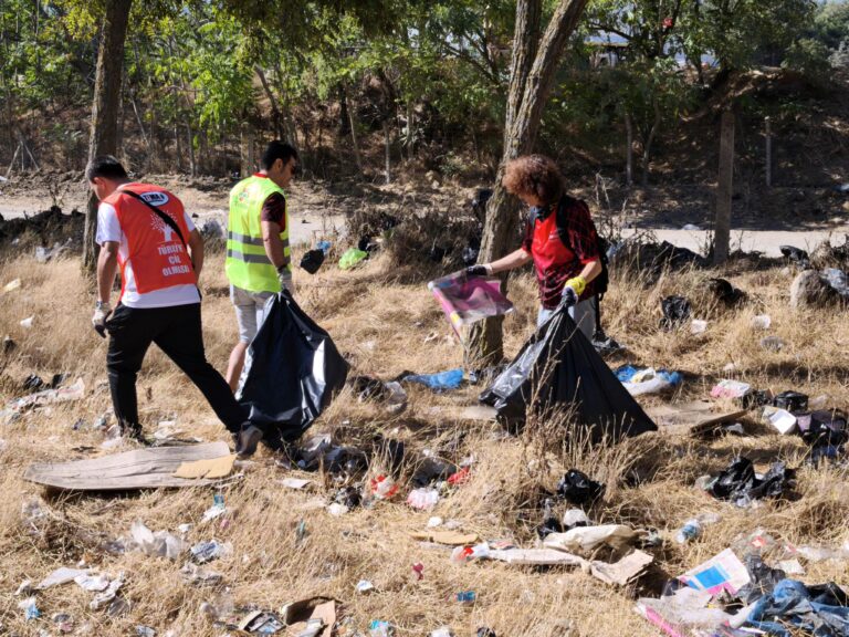 Dünya Temizlik Günü’nde 3 saatte 100 torba atık topladılar