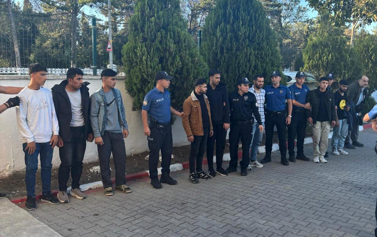 Edirne’de kamyonette 15 kaçak göçmen yakalandı; 1 gözaltı Edirne’de kamyonette 15 kaçak göçmen yakalandı; 1 gözaltı