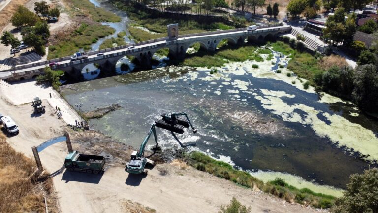 Edirne’de kuraklık nedeniyle otla kaplanan Tunca Nehri temizleniyor