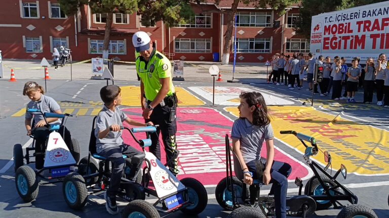 Edirne’de Mobil Eğitim TIR’ında ilkokul öğrencilerine eğitim