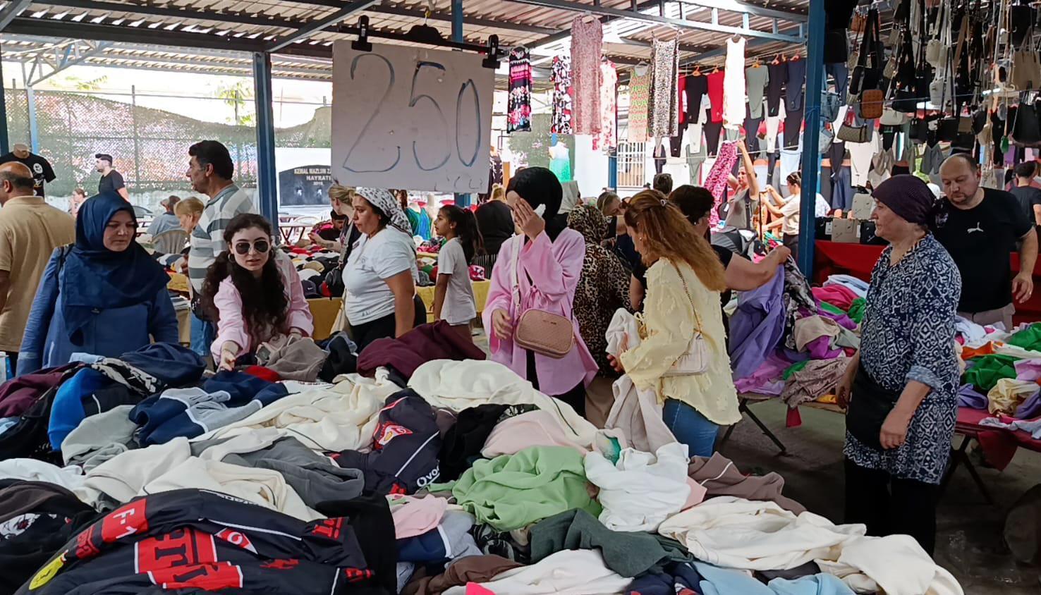 Edirne’de sınır kapılarında gurbetçi yoğunluğu bitti, Bulgar turistler yeniden alışverişe başladı Edirne’de sınır kapılarında gurbetçi yoğunluğu bitti, Bulgar turistler yeniden alışverişe başladı