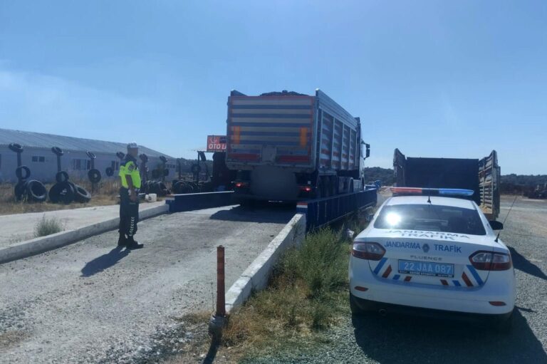 Edirne’de taşıma sınırını aşan kamyon sürücülerine 110 bin lira ceza