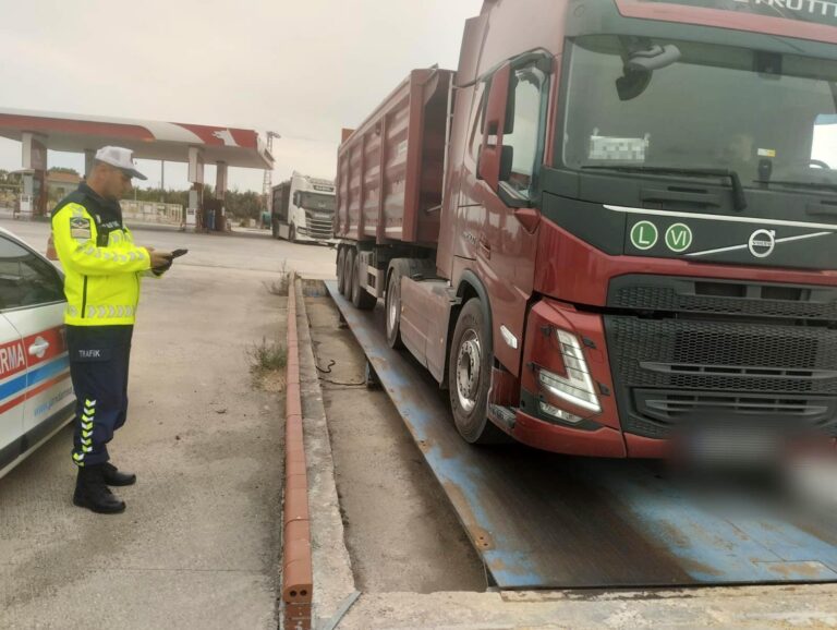 Edirne’de taşıma sınırını aşan kamyon sürücüsüne 25 bin lira ceza