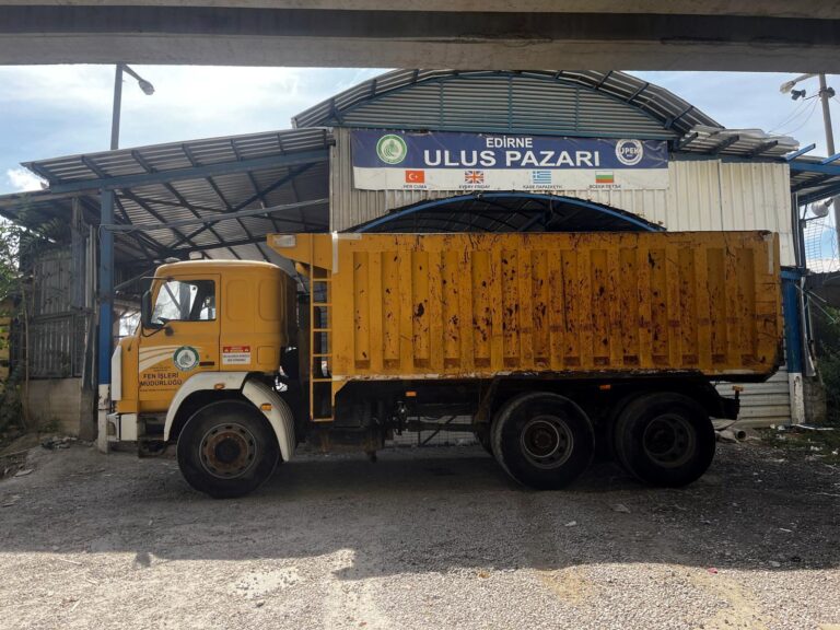 Edirne’de turistlerin uğrak noktası Ulus Pazarı kapatıldı, kapısına kamyon çekildi