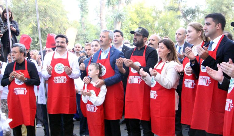 Edirne’de Türkiye’nin en büyük tenceresinde 6 ton pilav pişirildi / Ek fotoğraflar