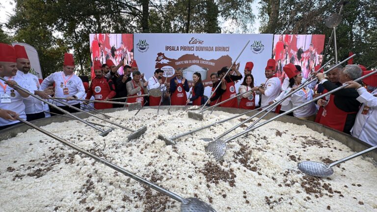 Edirne’de Türkiye’nin en büyük tenceresinde 6 ton pilav pişirildi