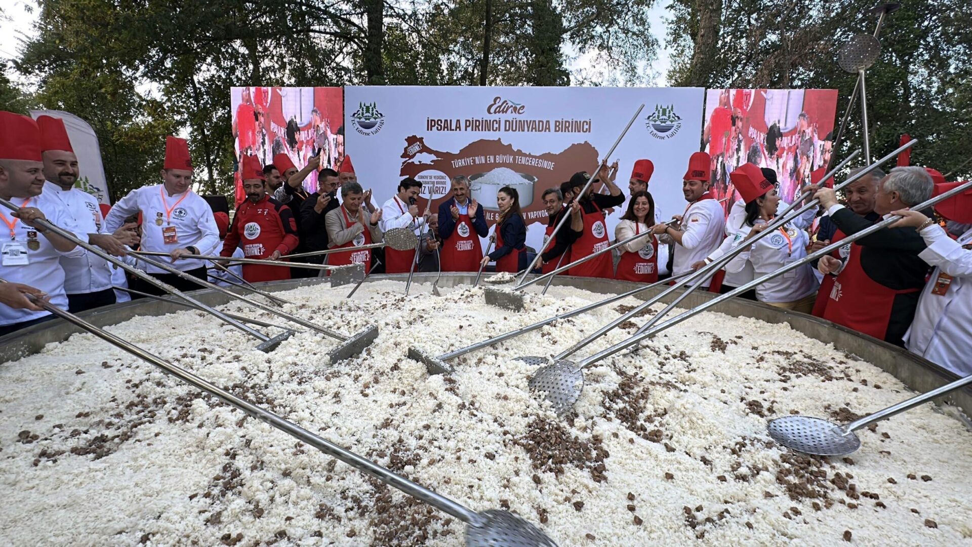 Edirne’de Türkiye’nin en büyük tenceresinde 6 ton pilav pişirildi Edirne’de Türkiye’nin en büyük tenceresinde 6 ton pilav pişirildi