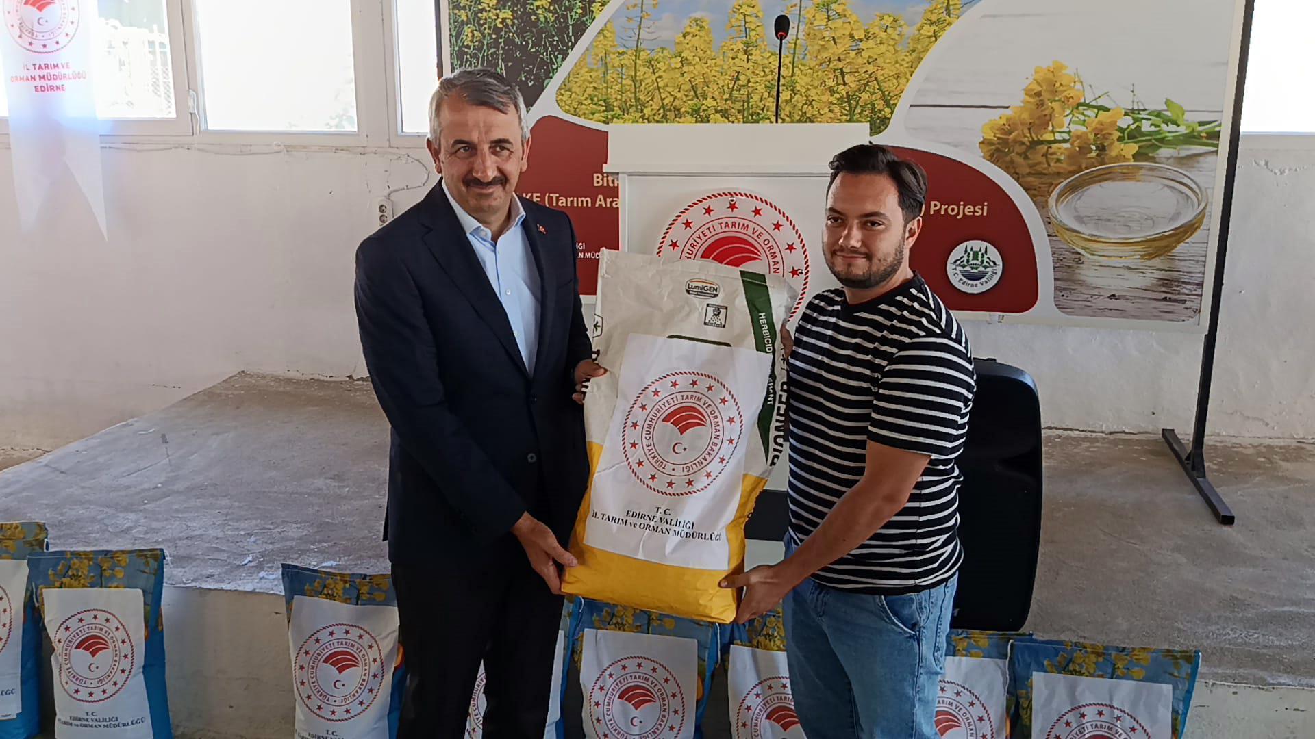 Edirne’de üreticilere 12 ton 800 kilo kanola tohumu dağıtıldı Edirne’de üreticilere 12 ton 800 kilo kanola tohumu dağıtıldı