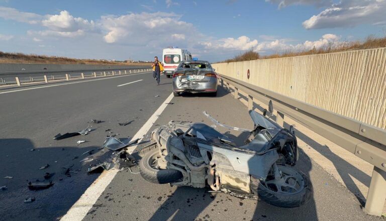 Emniyet şeridindeki otomobile çarpan motosikletin sürücüsü yaralandı | Çorlu’da Haber