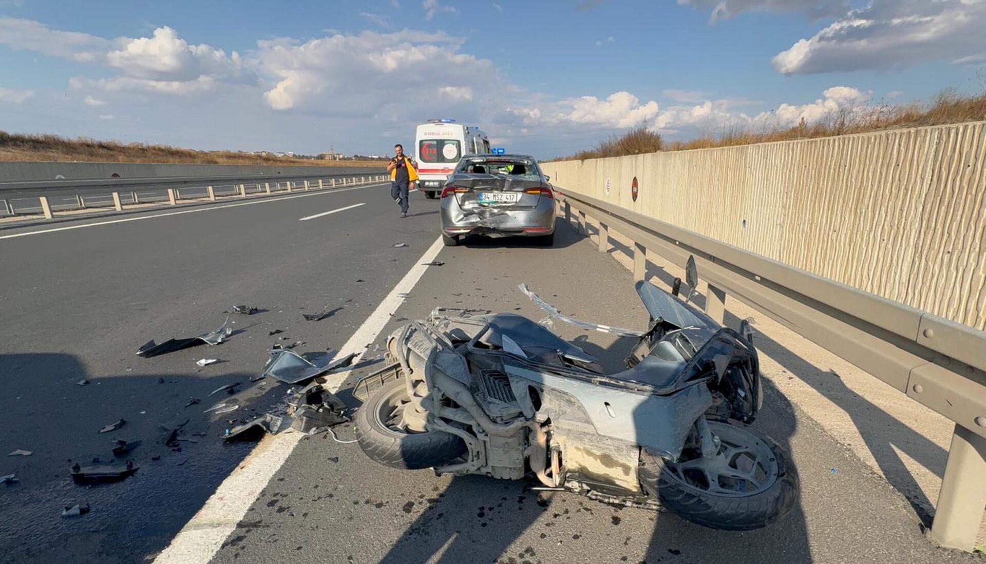 Emniyet şeridindeki otomobile çarpan motosikletin sürücüsü yaralandı | Çorlu’da Haber Emniyet şeridindeki otomobile çarpan motosikletin sürücüsü yaralandı | Çorlu’da Haber