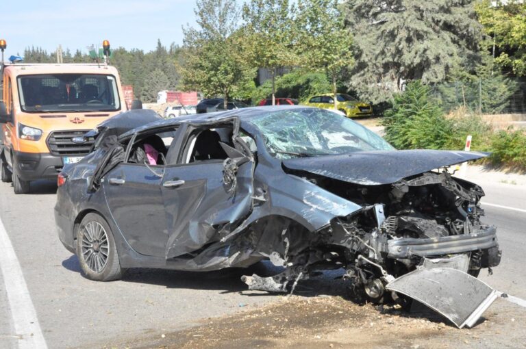 Hurdaya dönen otomobilin sürücüsü hafif yaralandı