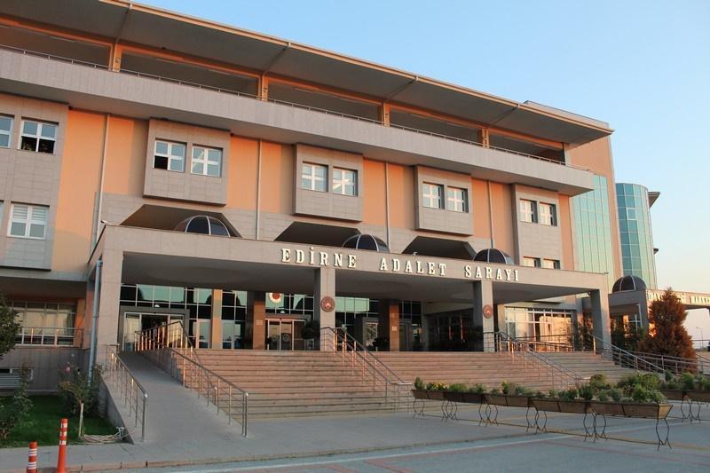 Kiralık otomobilde, yurt dışına kaçmak isteyen 4 şüpheli yakalandı Kiralık otomobilde, yurt dışına kaçmak isteyen 4 şüpheli yakalandı