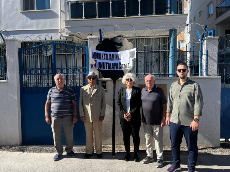 Mora katliamının yıl dönümünde Yunanistan’ın Edirne Konsolosluğu önüne siyah çelenk bırakıldı