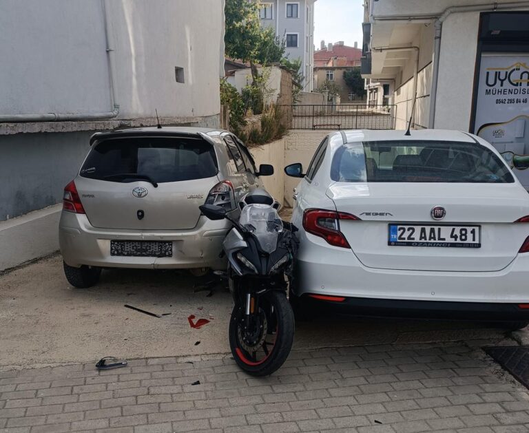 Motosiklet, otomobile çarpıp başka aracın üzerine düştü; 1 yaralı