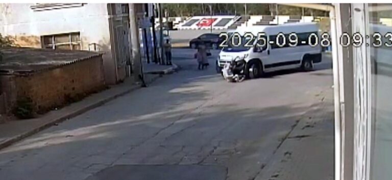 Okul yolunda servis minibüsünün çarptığı anne- oğul yaralandı; kaza kamerada | Çorlu’da Haber