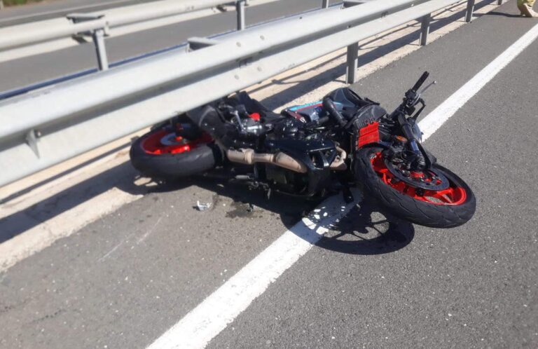Otomobilin çarptığı motosikletin sürücüsü ağır yaralandı