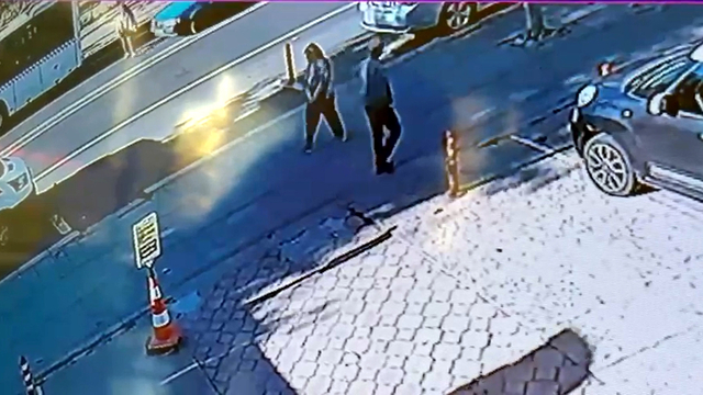 Otomobilin çarptığı yaya yaralandı; kaza kamerada